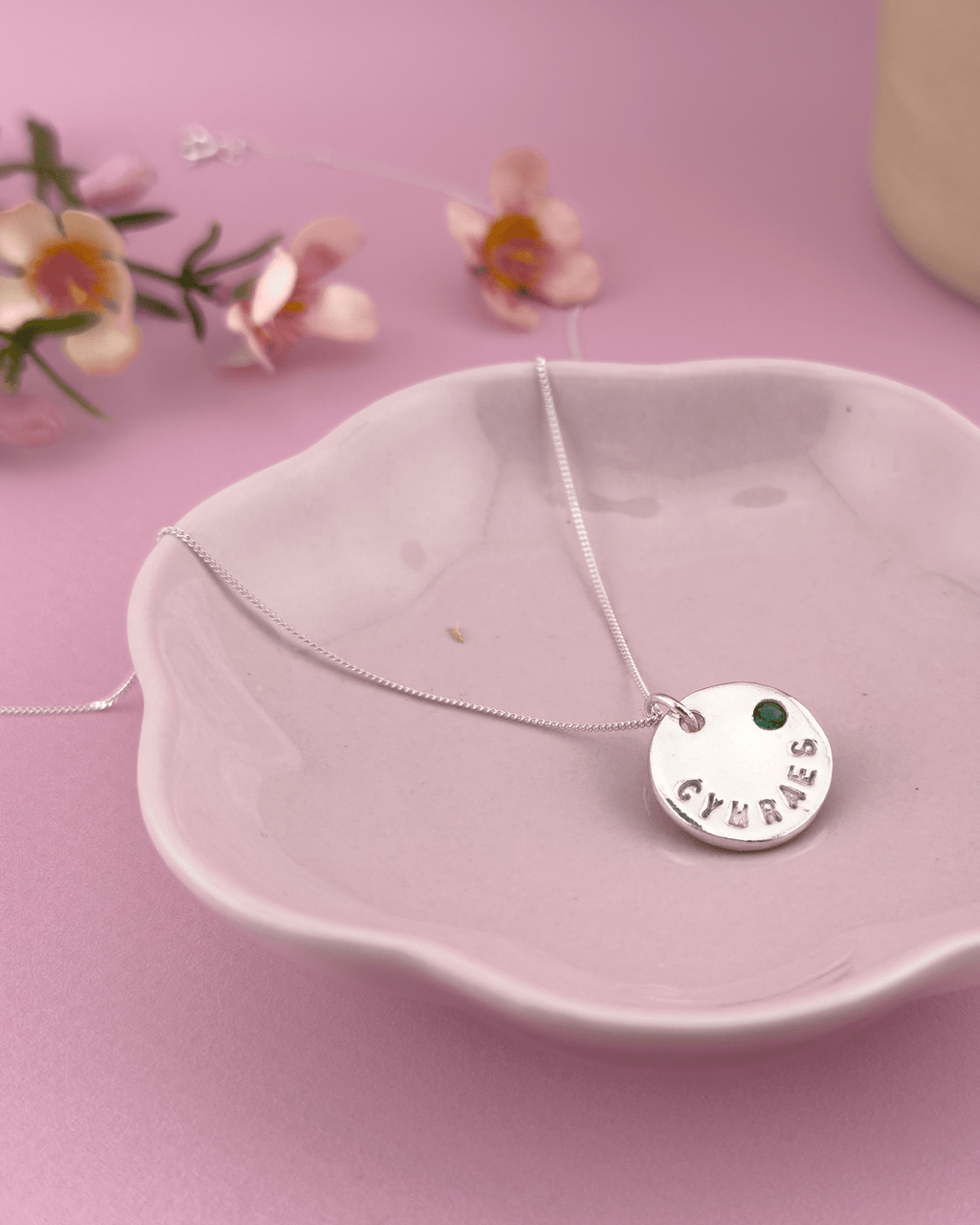 Curved text “Cymraes” pendant - Tafwyl - Arianwen Jewellery