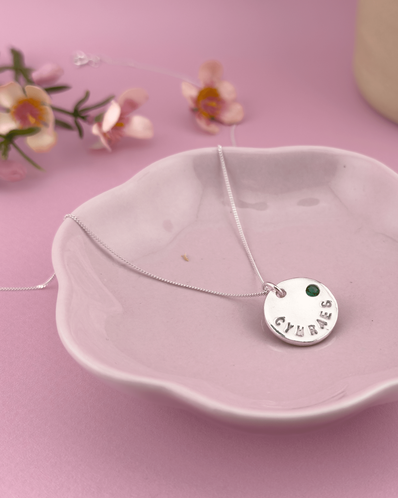 Curved text “Cymraes” pendant - Tafwyl - Arianwen Jewellery